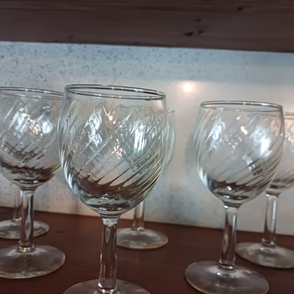 Crystal Swirled Wine Glass Set - Picture 7 of 8